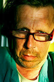 TRÄFFA KONSTNÄREN! Zigge Holmgren, maestro och grafisk illusionist på POST-ART, har förutom tretton års erfarenhet av digital media studerat måleri och foto, samt har över trettio års erfarenhet av porträttmåleri i olja. Är medlem i KRO (Konstnärernas riksorganisation).